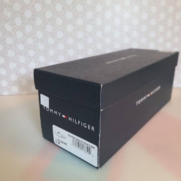 NEW Tommy Hilfiger Sandals in Silver and Black Sz 8 M Clove - Picture 5 of 6